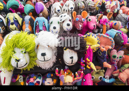 Close up colorati di animali giocattolo artigianale negozio di souvenir nel display a mexican street market. Foto Stock