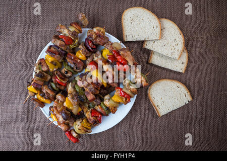 Grigliate gli spiedini di carne con verdure e pane Foto Stock