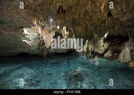 All'interno di naturale grotta sotterranea con crystal clear blu acqua e ambiente di roccia in Messico. Foto Stock