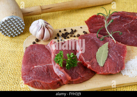Materie di carni bovine su un tagliere Foto Stock