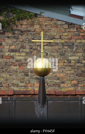 Una croce dorata sulla sommità di una chiesa a Greifswald, Meclenburgo-Pomerania Occidentale, Germania. Foto Stock