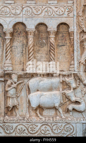 Rilievi raffiguranti scene della vita di San Pietro e storie medioevali la facciata della chiesa di San Pietro, chiesa di San Pietro, Spoleto, Italia Foto Stock