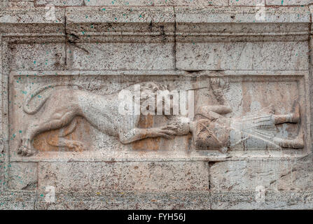 Rilievi raffiguranti scene della vita di San Pietro e storie medioevali la facciata della chiesa di San Pietro, chiesa di San Pietro, Spoleto, Italia Foto Stock