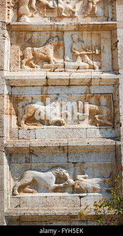Bassorilievo scultura su la romanica del XII secolo la facciata della chiesa di San Pietro extra Moenia, Spoleto, Italia Foto Stock