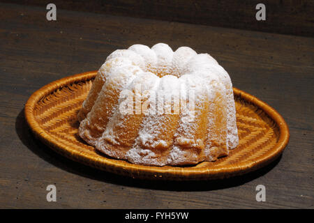 Gugelhupf, Gugelhopf, Guglhupf, la torta su un rustico di legno Foto Stock