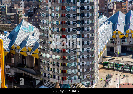 Downtown, skyline della città di Rotterdam Blaak cubo quadrati di edifici residenziali e le Kijk Kubus case a forma di cubo, Paesi Bassi, Foto Stock