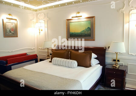 Lato, Antalya, Turchia - 02 giugno 2015: interno della camera da letto nelle tonalità del bianco in hotel di alta classe Ali Bey Resort, Turchia. Foto Stock