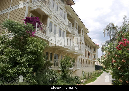 Lato, Antalya, Turchia - 02 giugno 2015: edificio originale e la passerella con fiori in hotel di alta classe Ali Bey Resort, Turchia. Foto Stock