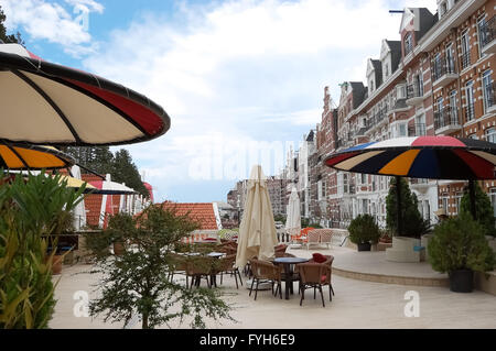 Kemer, Antalya, Turchia - 30 Maggio 2015: Street con edifici originali e ombrelloni colorati in hotel Orange County Resort,Turchia Foto Stock