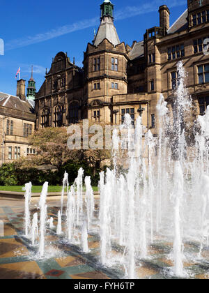 Fontana nel Giardino della Pace e il Municipio in primavera Sheffield South Yorkshire Inghilterra Foto Stock