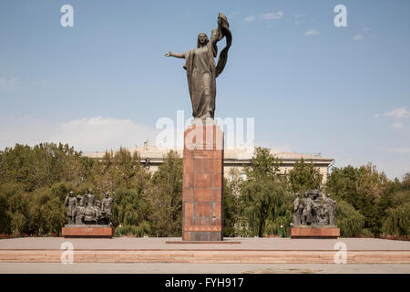 Monumento ai combattenti della rivoluzione del Chui-Soviet avenue a Bishkek, Kirghizistan. Scolpito da T. Sadykov nel 1978. Foto Stock