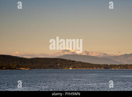 Mount Baker e Puget Sound visto da un traghetto Foto Stock