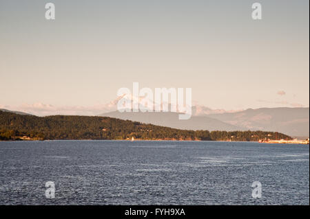 Mount Baker e Puget Sound visto da un traghetto Foto Stock