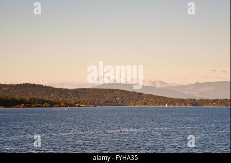 Mount Baker e Puget Sound visto da un traghetto Foto Stock