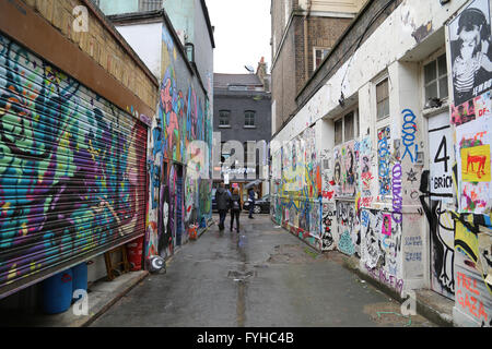 Un graffiti-coperto vicolo in Shoreditch, Londra. Foto Stock