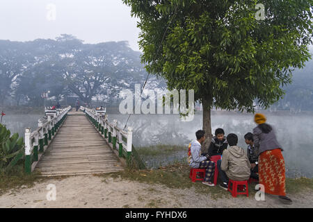 Presso il ponte del laghetto Thazi, Nyaung Shwe Foto Stock