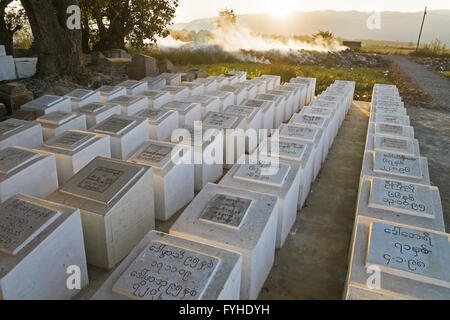 Sarcofagi presso il cimitero di Nyaung Shwe, Myanmar, come Foto Stock