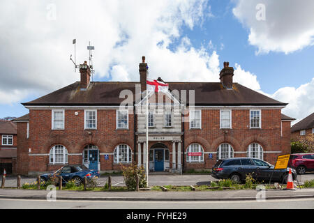 La bandiera di San Giorgio vola fuori della ormai defunta Haslemere stazione di polizia. Foto Stock