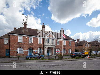 La bandiera di San Giorgio vola fuori della ormai defunta Haslemere stazione di polizia. Foto Stock