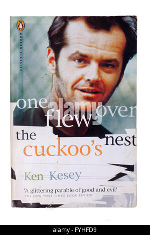 Il coperchio anteriore di uno è volato oltre il cuculo's Nest da Ken Kesey fotografati contro uno sfondo bianco. Foto Stock