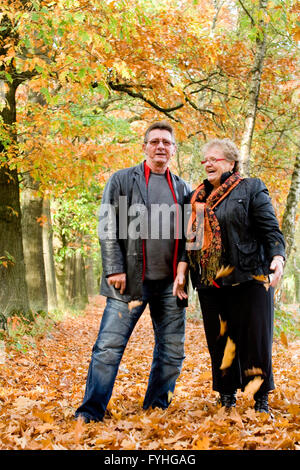 Felice coppia di anziani in autunno Foto Stock