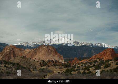 Uno sguardo a Pike Peak con Giardino degli Dei' monoliti in primo piano. Foto Stock