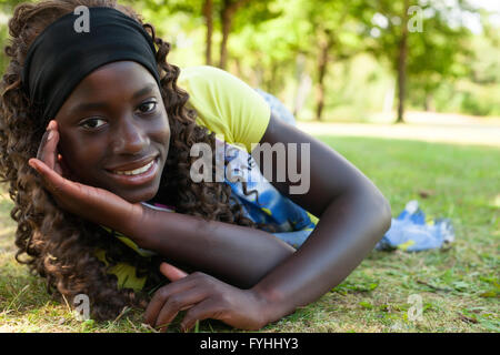 Felice teenage ragazza nera Foto Stock