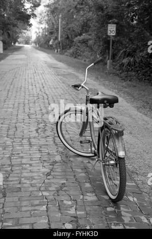 American classic cruiser elegante bicicletta su un vecchio paese di mattoni road. Aprile 2016 Foto Stock