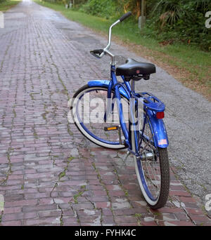 American classic cruiser elegante bicicletta su un vecchio paese di mattoni road. Aprile 2016 Foto Stock