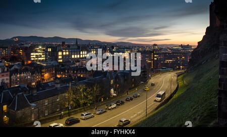 Un altro cliché girato dal Castello di Edimburgo che affaccia sulla terrazza Johnston e il Grassmarket con il sole che tramonta dietro la Pent Foto Stock