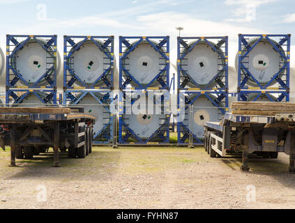 Inverness, Scotland - Giugno 16, 2014: pale per turbine eoliche a sedersi su una banchina in Inverness in attesa di fattoria eolica Costruzione. Foto Stock