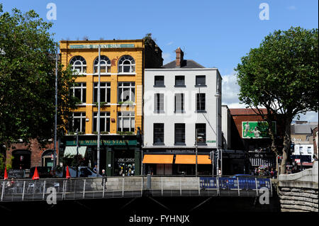 Il fiume Liffey,Ormond Quay. Abbassare il Wining Stair book shop, Dublino, Irlanda Foto Stock