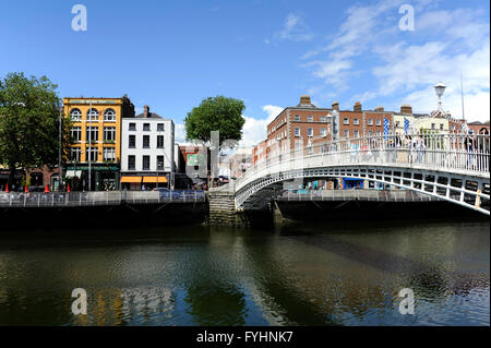 Ha'penny Bridge sul fiume Liffey, le scale di avvolgimento book shop, Ormond Quay. inferiore, Dublino, Irlanda Foto Stock