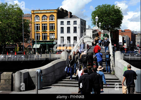 Ha'penny Bridge sul fiume Liffey, le scale di avvolgimento book shop, Ormond Quay. inferiore, Dublino, Irlanda Foto Stock