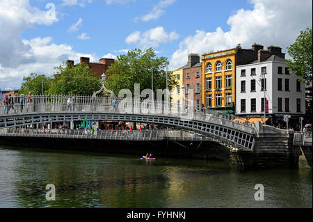 Ha'penny Bridge sul fiume Liffey,Ormond Quay. inferiore, Dublino, Irlanda Foto Stock