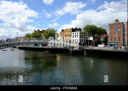 Ha'penny Bridge sul fiume Liffey,Ormond Quay. inferiore, Dublino, Irlanda Foto Stock