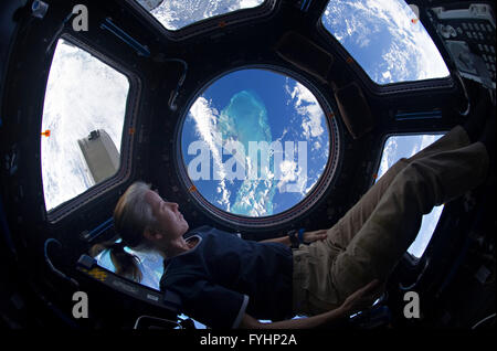 L'astronauta della NASA Shannon Walker guardando fuori della Stazione Spaziale Internazionale cupola windows alla vista dei Caraibi al di sotto del 25 novembre 2010 in orbita intorno alla terra. Foto Stock