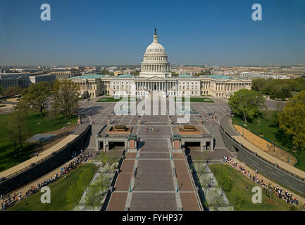 Vista aerea dell'U.S. Capitol con alberi e la nuova passeggiata che conduce al centro visitatori di Washington DC. Foto Stock