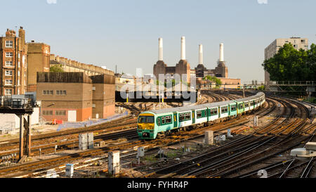 Una classe 456 Electric Multiple Unit treni pendolari nel sud treni livrea avvicinando london victoria stazione ferroviaria. Foto Stock