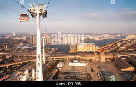 Il Royal Docks visto dal "Emirates Air Line' funivia in London Borough of Newham. Foto Stock