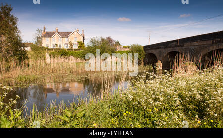 Il casale si affaccia sul fiume Stour al King's Mill in Blackmore Vale di Dorset. Foto Stock