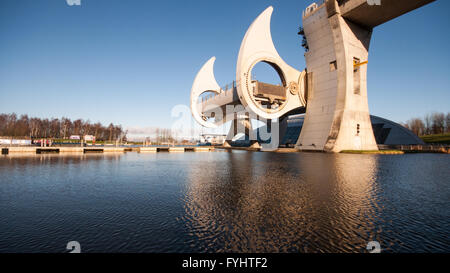 Falkirk, Scozia - 22 Gennaio 2012: Il moderno Falkirk Wheel boat lift su Union Canal a Falkirk in Scozia centrale. Foto Stock