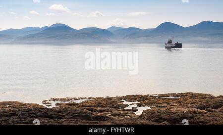 Il Traghetto CalMac da Lochranza sull'isola di Arran a Claonaig su Kintyre. Foto Stock