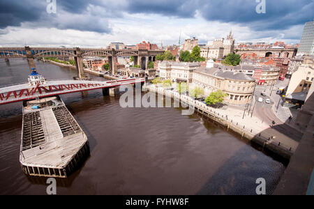Il ponte girevole e il livello alto ponte ferroviario/stradale sul fiume Tyne tra Newcastle e Gateshead. Foto Stock