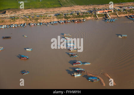 Imbarcazioni al Porto di Chong Khneas, Fiume Siem Reap, vicino lago Tonle Sap e di Siem Reap, Cambogia - aerial Foto Stock