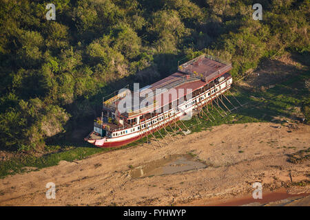 Tara Riverboat sulla terra per essere riparata, dal Fiume Siem Reap, vicino lago Tonle Sap e di Siem Reap, Cambogia - aerial Foto Stock