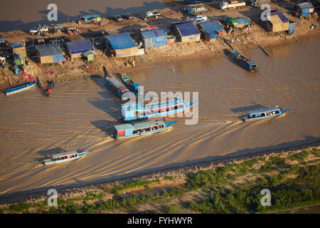 Imbarcazioni al Porto di Chong Khneas, Fiume Siem Reap, vicino lago Tonle Sap e di Siem Reap, Cambogia - aerial Foto Stock