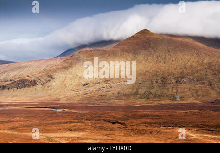 Il Cloud rotoli sopra la montagna Beinn Spionnaidh vicino a Durness in remoto la northern Highlands della Scozia. Foto Stock