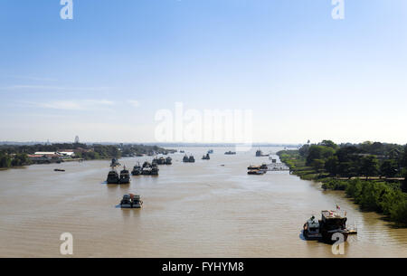 Le navi su Pazundaung Creek, Yangon, Myanmar, Asia Foto Stock