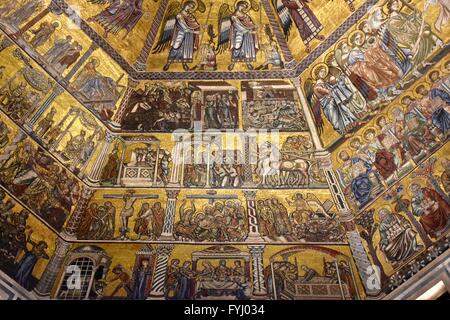 Un bellissimo soffitto della cattedrale nel cuore di Firenze Foto Stock